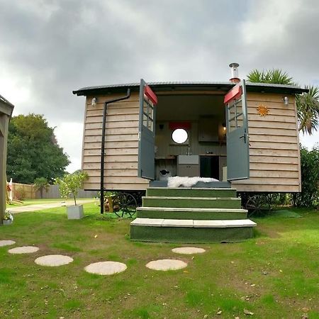 Romantic Retreat - Luxury Shepherds Hut + Hot Tub! Камборн Экстерьер фото