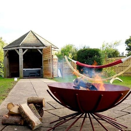 Romantic Retreat - Luxury Shepherds Hut + Hot Tub! Камборн Экстерьер фото