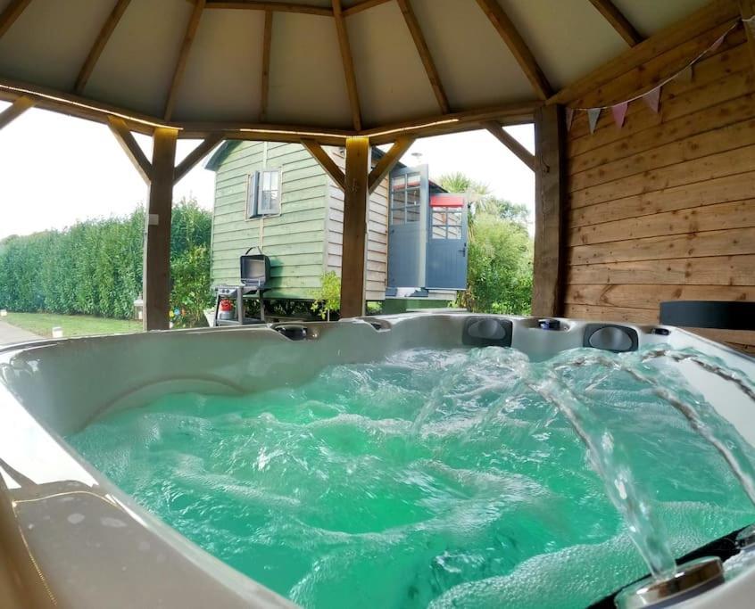 Romantic Retreat - Luxury Shepherds Hut + Hot Tub! Камборн Экстерьер фото