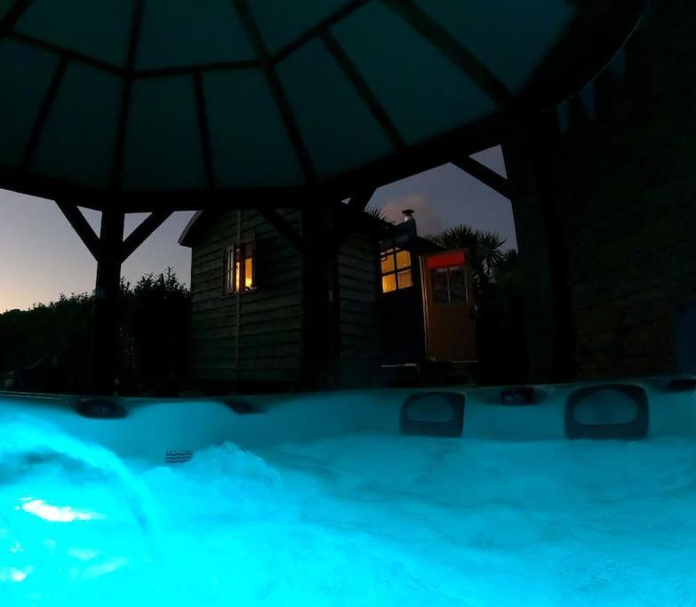 Romantic Retreat - Luxury Shepherds Hut + Hot Tub! Камборн Экстерьер фото