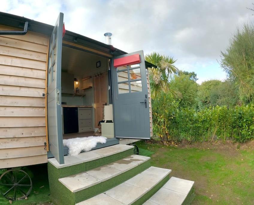 Romantic Retreat - Luxury Shepherds Hut + Hot Tub! Камборн Экстерьер фото