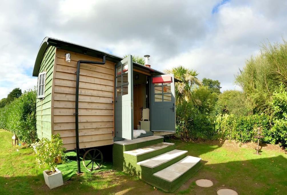 Romantic Retreat - Luxury Shepherds Hut + Hot Tub! Камборн Экстерьер фото
