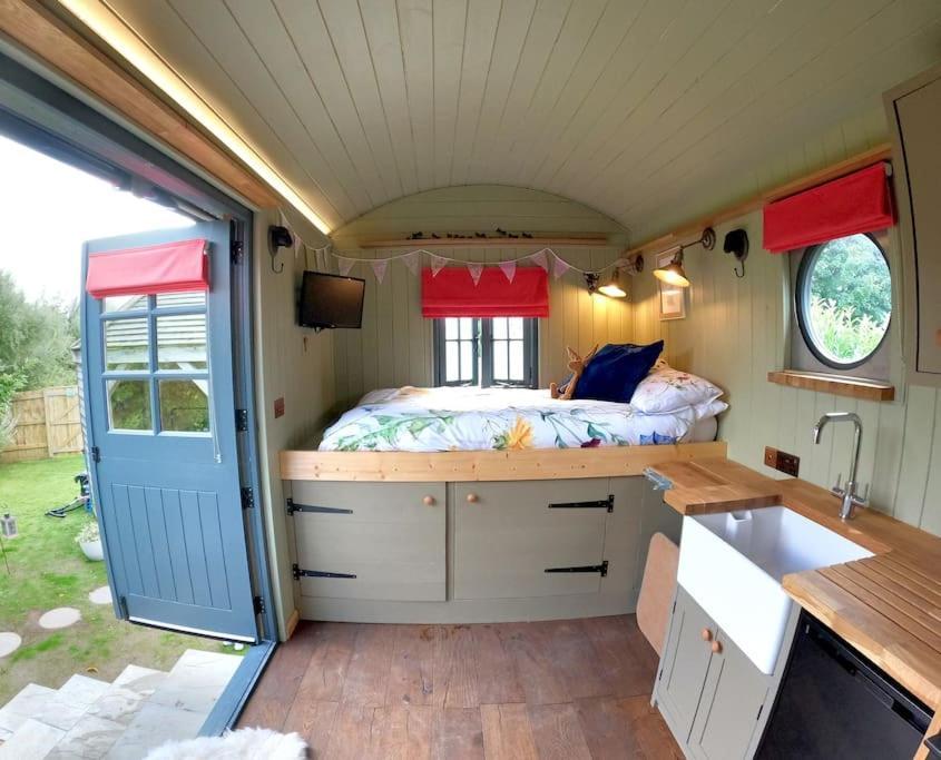 Romantic Retreat - Luxury Shepherds Hut + Hot Tub! Камборн Экстерьер фото