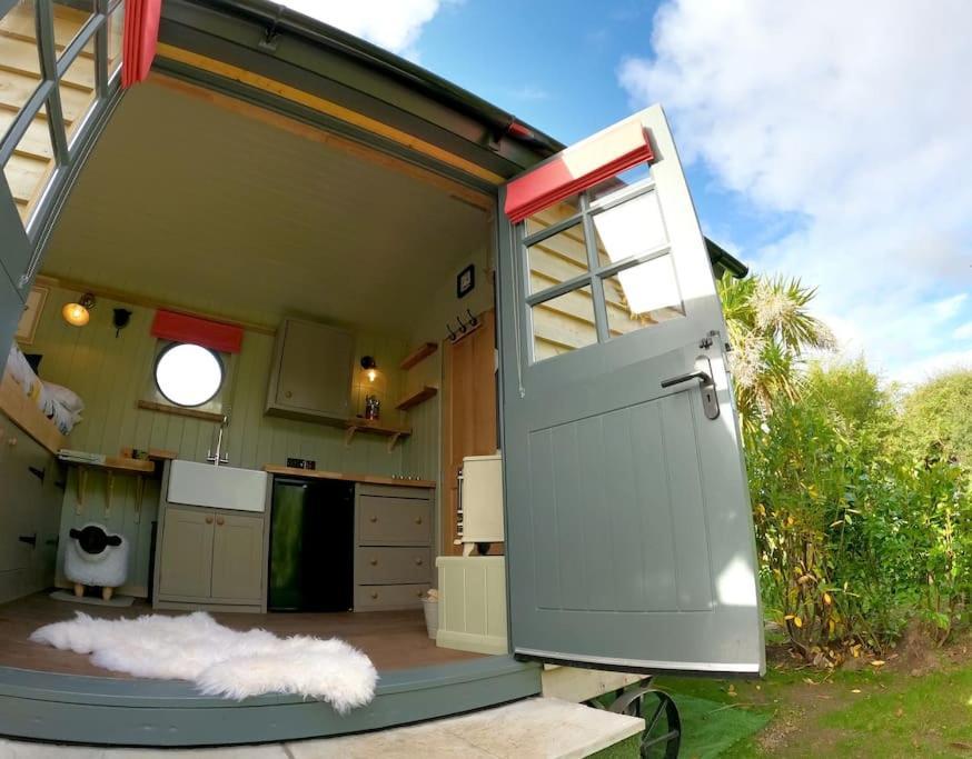 Romantic Retreat - Luxury Shepherds Hut + Hot Tub! Камборн Экстерьер фото